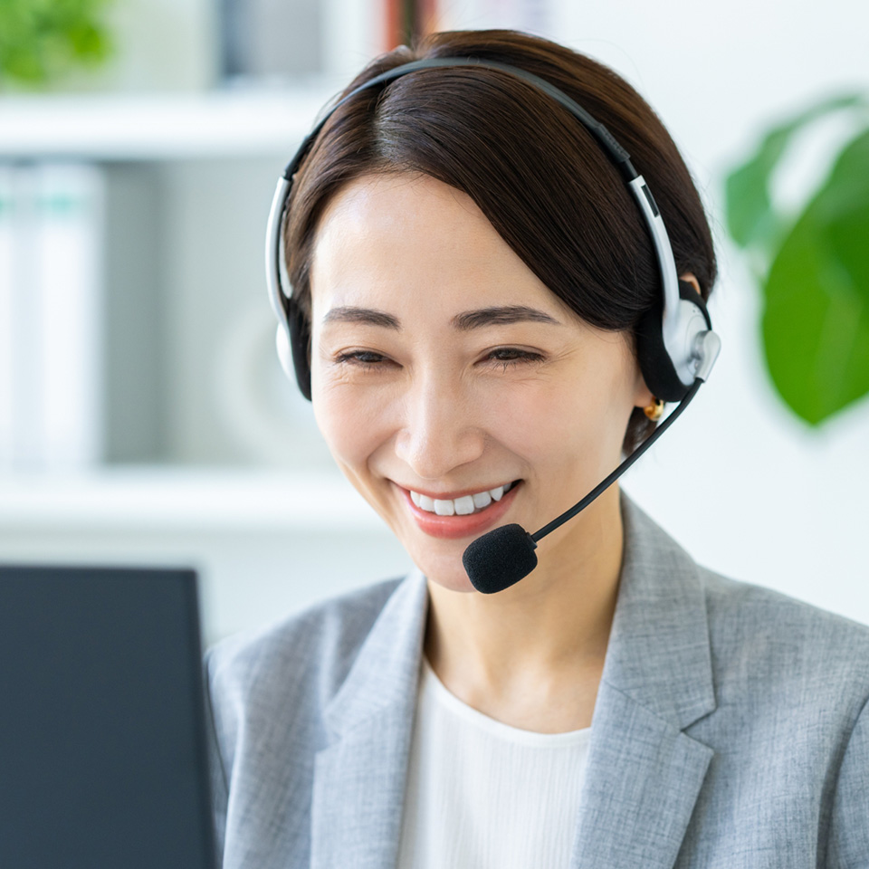 株式会社ゆらの女性スタッフが電話対応している様子